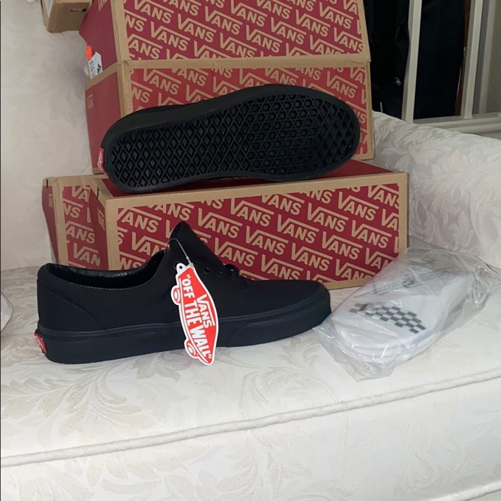 Vans black Era skate shoes with Free Socks